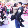 武汉一商业街举办接吻大赛 奇葩姿势引围观