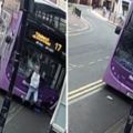 這個大叔突然被巴士「直接撞飛倒在地上」，下一秒監視器卻拍到讓大家錯愕的畫面！