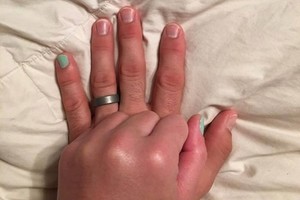 丈夫左手小指塗了指甲油 背後真相感動數萬網友！
