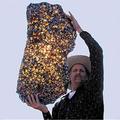 1噸重的隕石從天而降，不僅可以發光，價值千萬美元。。。切開後的樣子更是讓人眼花繚亂！
