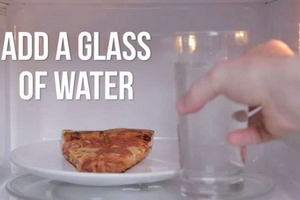他加熱披薩時放了一杯水進微波爐，然後每個看過的人從此以後都學他這樣做！