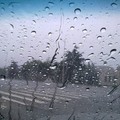 開車遇到大雨看不清楚時，教你一招馬上變清晰！