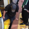 男子被夾在月台間隙裡面！所有乘客為他做了一件讓全世界感動的事情！