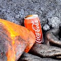 當岩漿緩慢吞噬可樂瓶時，會發生什麼事？