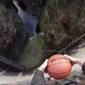 在140米高的水壩扔出籃球，它竟然會長出一對翅膀飛翔！被這個畫面震撼了！