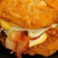 【視頻】KO麥當勞？！肯德基最新的漢堡「以炸雞排代替」麵包，視覺超震撼讓肉食者吃到上癮！