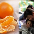 父親病逝後母親每天晚飯都給她剝一個橙子，得知真相後她淚如雨下