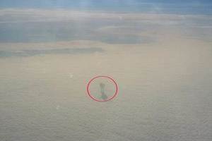 驚！一名飛機乘客9000多公尺高空拍到站立奇怪人形 把鏡頭拉近後不敢相信眼前一切......