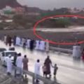 人們本想在橋上觀看山洪爆發，但接下來發生的一幕讓他們畢生難忘！！