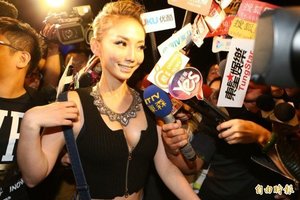 劉喬安受訪坦言自己「賣淫又說謊」壓力大到嗑藥　網友不領情：台灣人消費可打七折嗎？