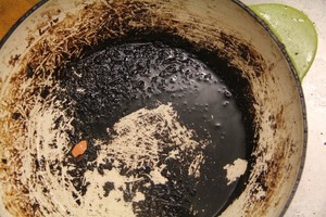 難洗的鍋底汙漬 竟然可以這麼「省力」的刷乾淨！燒焦痕、水漬、油漬.. 鍋子簡直跟新的一樣呢～