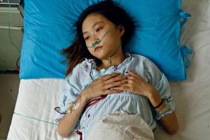 23歲女大學生下身出血，暈倒在急診室，醫生手術台上嚇得腿軟！