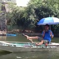 一手拿相機一手拿遮陽傘照樣可以划船，越南人的划船神技讓遊客傻眼~