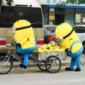 兩名小販裝扮成「小小兵」出現在街頭賣香蕉，原以為會大撈一筆結果卻遭遇不測！