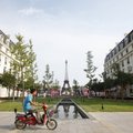 這座巴黎艾菲爾鐵塔看似是小型了點，這裡就是有名的天都城。