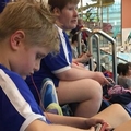 9歲小男孩游泳比賽得第一卻慘遭「沒收金牌」，理由是「游太快」？！網友怒轟：怎麼不沒收全世界的金牌！