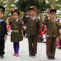 北韓小學生超命苦！應該開心的「校外教學」居然是去「這地方」…