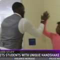 不如跳舞！美國教師與學生另類打招呼視頻走紅！