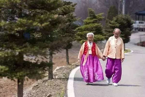 15歲她擁抱了他，89歲她送走了他···世界上真的有牽手就是一生的愛戀!