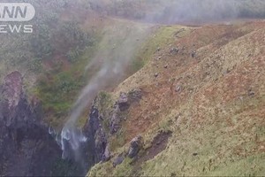 不可思議！北海道一瀑布居然倒流，突破天際！網友：把牛頓都嚇到了~
