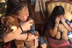 超催淚的聖誕禮物！小姊妹收到後抱緊泰迪熊爆哭！