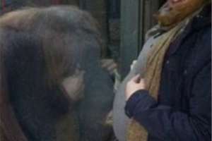 准媽媽帶著7個月大的肚子去動物園 「遇到超柔情大猩猩」
