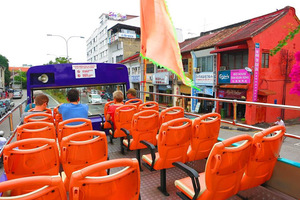 只需乘搭双层观光巴士，就可以吃喝玩乐尽在槟城！