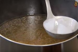 雞湯表面一層厚油讓你困擾嗎？現在只需要在湯勺裡加冰塊就可以吸油啦！