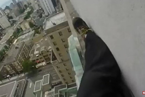 驚險！蜘蛛人爬17層高樓體力不支墮樓（視頻）