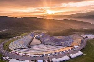 【基隆景點】2016新景觀 4百萬寶特瓶打造梵谷油畫星空草原