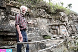 因為9歲時的一個「啟示」，73歲老人隱居山中40年， 將「300英尺懸崖」雕成藝術品！