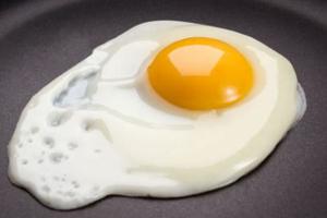 「膽固醇太高，要少吃蛋」是錯的！營養講師：「蛋黃」是血液中膽固醇的清道夫