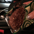 網友打開一包巧克力餅乾正準備吃，但是當她不經意看到餅乾背面的東西時嚇得立刻尖叫！