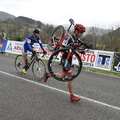 「不想這樣贏得比賽。」西班牙自行車手見對手終點線前爆胎，保持落後！