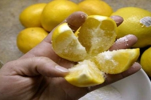 生活中超強的小招式，你只需要在切兩刀，再把檸檬上傻一點鹽，最後就...太神奇了！