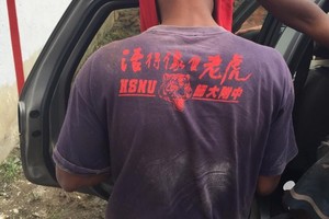 網友分享非洲男生穿「木柵國中」校服的照片，本以為是他在台灣上課但「這才是真正的愛心」！
