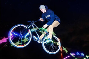 車輪裝上256顆LED燈，讓正妹不坐超跑改騎腳踏車！