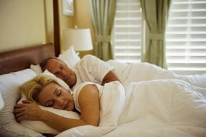 50多歲的夫妻，還應不應有「性」？該不該「分床」睡？