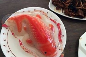 桌上的魚看起來超美味，結果拿掉包裝後「超噁素顏」讓人想吐