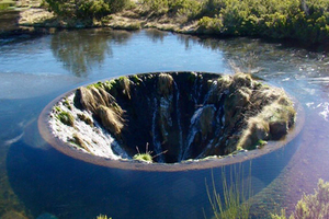 葡萄牙平靜湖水有著宛如外星世界奇幻風景的「奇怪大洞」，知道「它的來歷」後，大家都被震撼了！