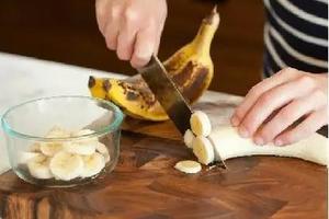 ▶ 烘焙DIY：一根香蕉就可以做出口感超棒的低脂冰淇淋。趕緊get吧