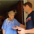 90歲獨居老奶奶被警告再不清理房子環境就要被罰款，幾天後這個男子站在她家門口竟然…