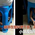 網友爆料稱，為防止孩子不亂跑影響打麻將，親媽把孩子罩在凳子下，孩子是無辜的