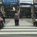 老奶奶過馬路走到一半卻已經紅燈十分危險，這對重機情侶竟然對老奶奶做「這種事」...讓路人全部看傻眼！