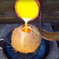 他将高达1000度的液态铜倒进椰子里看到底会不会爆炸，没想到反应太特别了!