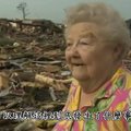 躲过龙卷风肆虐的老奶奶，面对一片废墟接受访问时，难过表示爱犬已经不在了，没想到下一秒奇迹就发生了!