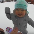 这个14个月大的宝宝第一次滑雪是那么淡定厉害，真让人不敢相信！