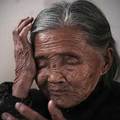 母亲50年来寸步不离家的原因…90岁高龄伟大无私的爱让所有人为她流泪。