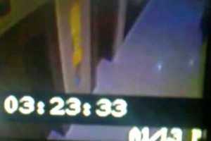凌晨3:23 新加坡 RAFFLES PLACE 廣場內的 CCTV 竟然很清楚拍攝到... （注意：0:01-0:09 和 0:51-1:28）超恐怖！！！嚇死人！！！