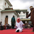 印尼女子因婚前性行為被當眾執行鞭刑　圍觀眾人竟在旁歡呼鼓舞